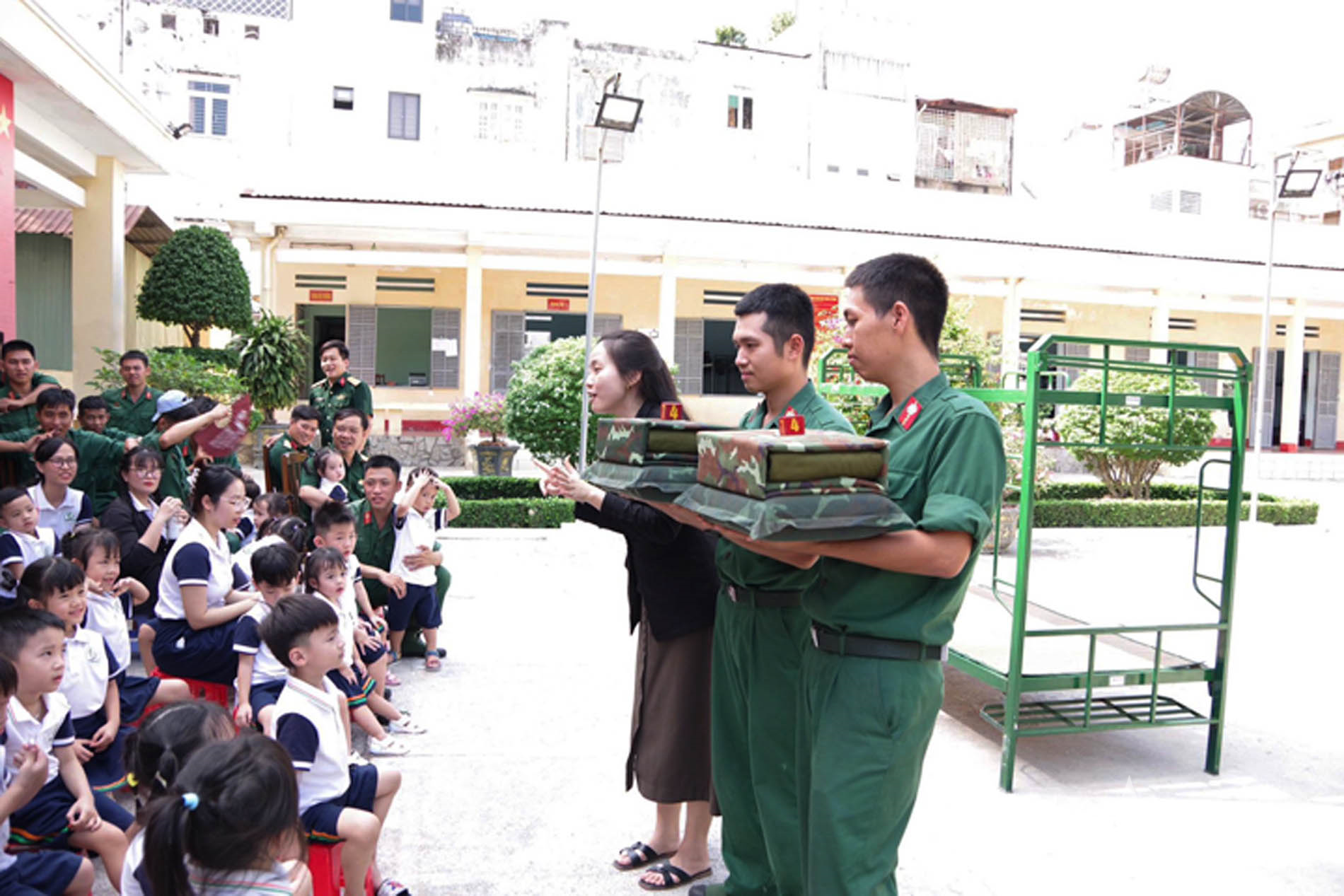 Lữ đoàn Phòng không 77 sôi nổi hoạt động gắn kết, giáo dục truyền thống cho thiếu nhi